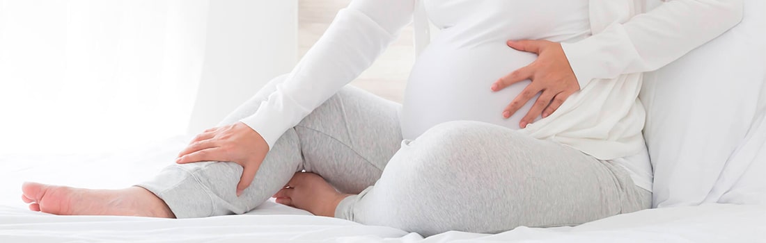 Pies hinchados y embarazo, causas y remedios